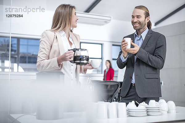 Geschäftsmann und Geschäftsfrau beim Kaffee im Büro