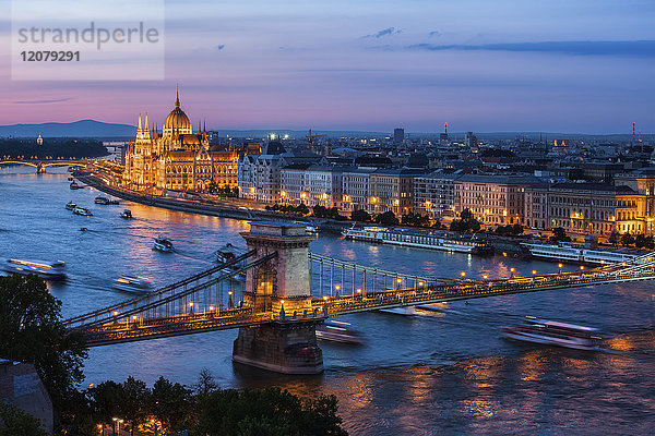 Ungarn  Budapest  Stadtbild bei Dämmerung mit Kettenbrücke an der Donau