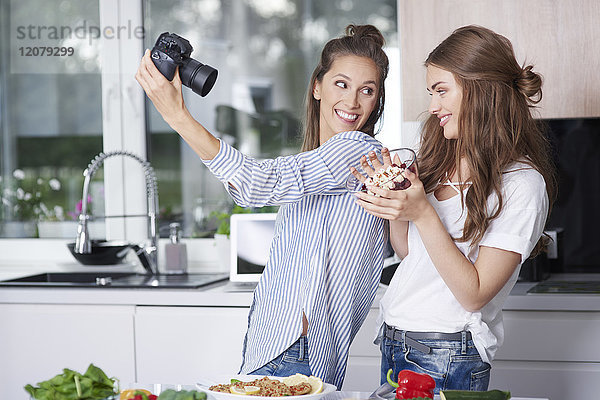 Lebensmittel-Blogger nehmen Selfie mit Digitalkamera