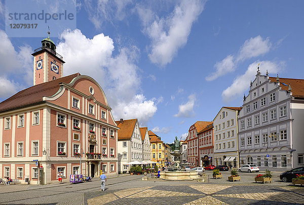 Deutschland  Bayern  Altmühltal  Eichstätt  Marktplatz mit Rathaus und Brunnen