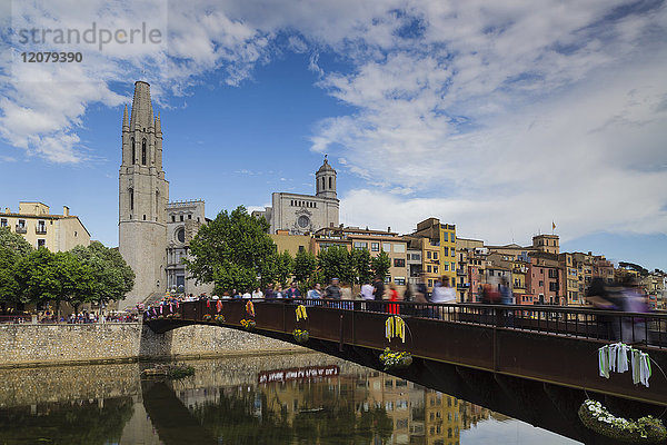 Spanien  Girona  Altstadt mit Brücke und Kathedrale und Kirche Sant Feliu