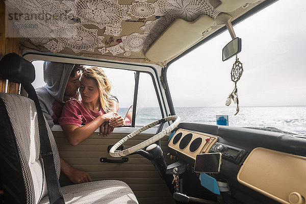 Spanien  Teneriffa  junges Paar  verliebt in einen Lieferwagen nahe der Küste