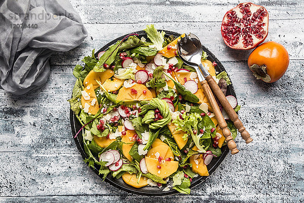 Kaki-Salat mit Radieschen  Granatapfel  Avocado und Käse