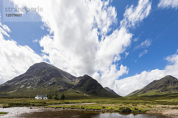 Großbritannien  Schottland  Schottische Highlands  Glencoe  Rannoch Moor  Lagangarbh Hut  River Coupall  Bergmassiv Buachaille Etive Mor