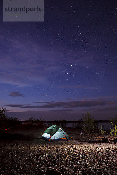 Beleuchtetes Zelt bei Nacht