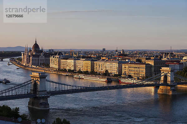 Ungarn  Budapest  Stadtbild bei Sonnenuntergang mit Kettenbrücke an der Donau