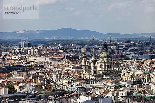 Ungarn  Budapest  Stadtbild mit Stephanskirche und Riesenrad
