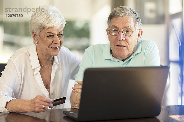 Seniorenpaar online einkaufen mit Kreditkarte