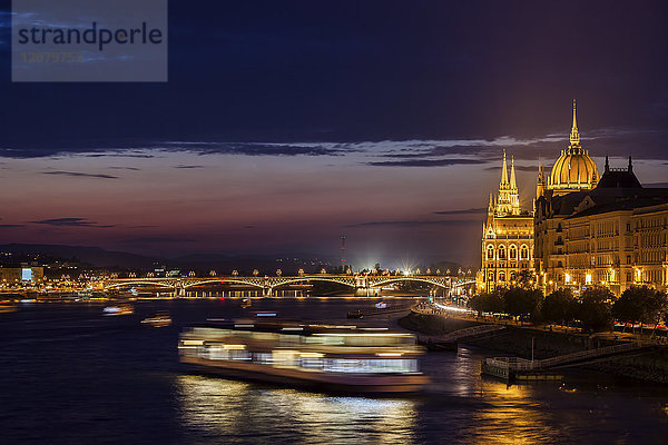 Ungarn  Budapest  Stadt bei Nacht  Lichter des Passagierschiffes und der Margaretenbrücke auf der Donau