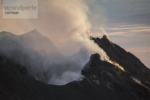 Italien  Äolische Inseln  Stromboli  Vulkanausbruch  Lavabomben