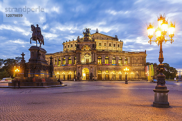 Deutschland  Dresden  Semperoper mit Reiterstandbild zur blauen Stunde