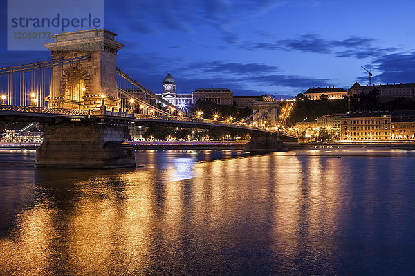 Ungarn  Budapest  Stadtbild in der Abenddämmerung mit Kettenbrücke an der Donau  Blick auf die Budaer Seite der Stadt