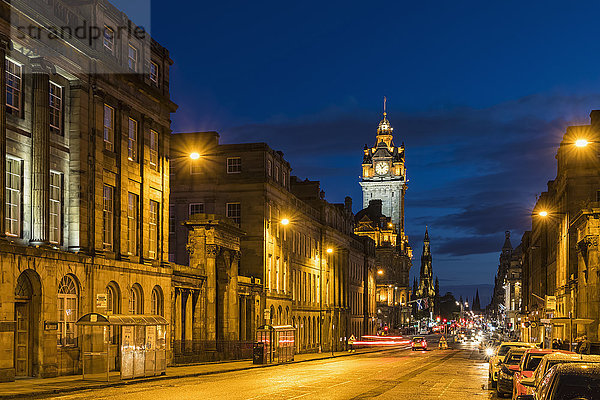 Großbritannien  Schottland  Edinburgh  Waterloo PIace Street und The Balmoral Hotel zur blauen Stunde