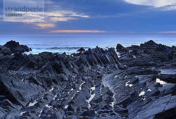 Großbritannien  England  Devon  Hartland  Hartland Quay  Screda Point  blaue Stunde