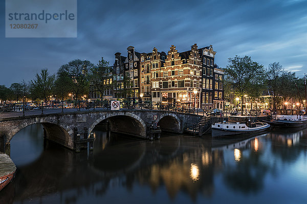 Niederlande  Amsterdam  Amsterdam  Kanalblick in der Abenddämmerung