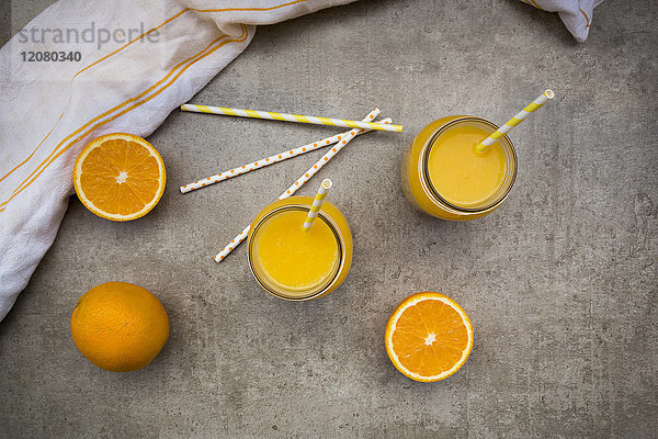 Orangen  Gläser frisch gepresster Orangensaft
