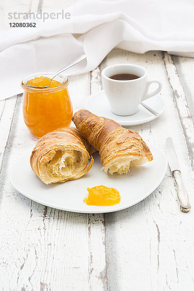 Croissant-Frühstück  Aprikosenmarmelade und Tasse Kaffee