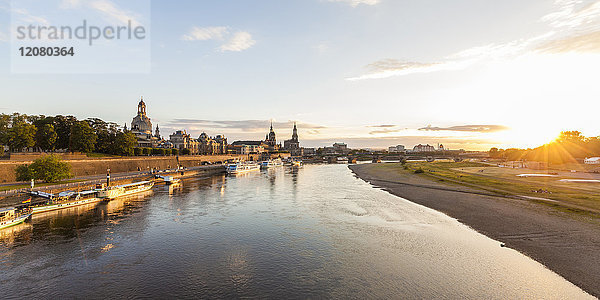 Deutschland  Dresden  Stadtansicht mit Elbe