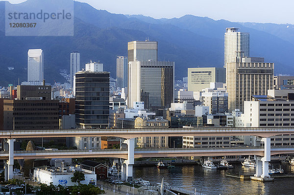 Japan  Kobe  Hochhäuser am Seehafen