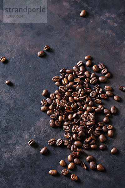 Frisch geröstete Kaffeebohnen auf dunklem Hintergrund