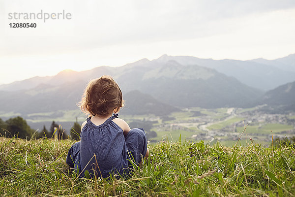 Österreich  Tirol  Rückansicht des kleinen Mädchens auf der Alm mit Blick auf die Aussicht