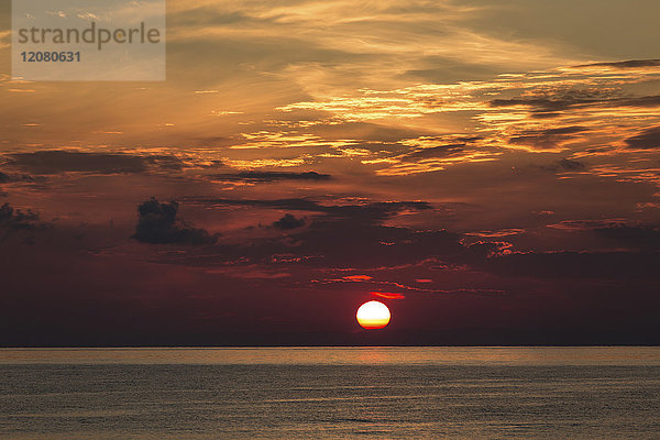 Italien  Äolische Inseln  Stromboli  Sonnenaufgang
