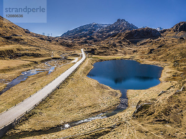 Schweiz  Kanton Uri  Tremola  Luftaufnahme Gotthardpass und See