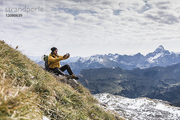 Deutschland  Bayern  Oberstdorf  Wanderer fotografieren in alpiner Landschaft