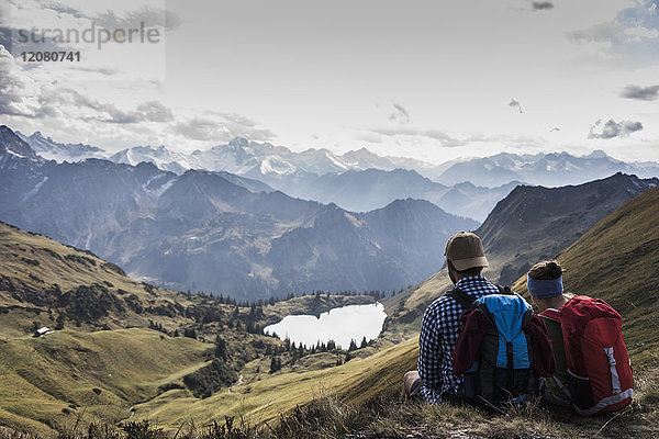 Deutschland  Bayern  Oberstdorf  zwei Wanderer sitzend in alpiner Landschaft