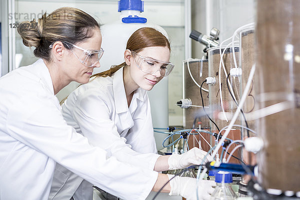 Zwei Wissenschaftler arbeiten im Labor zusammen
