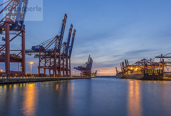 Deutschland  Hamburg  Waltershof  Containerhafen am Abend