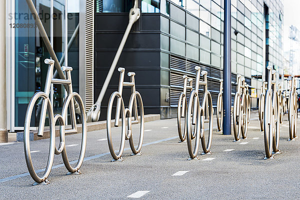 Norwegen  Oslo  Bjorvika  moderne Architektur  Hafengebiet  Barcodehäuser  Fahrradständer