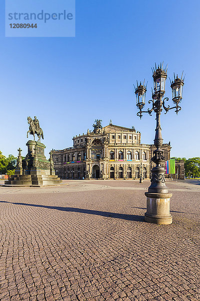 Deutschland  Dresden  Semperoper mit Reiterstandbild