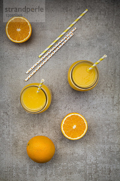 Orangen  Gläser frisch gepresster Orangensaft