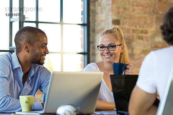 Junge Geschäftsleute diskutieren Geschäftsideen für ein Start-up-Unternehmen