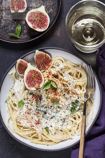 Spaghetti al gorgonzola  Spaghetti mit Gorgonzolasauce  Feigen und Weißwein