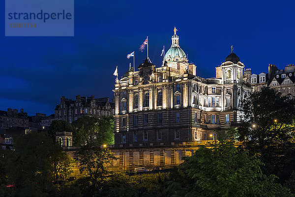 Großbritannien  Schottland  Edinburgh  Museum on the Mound Edinburgh und Lloyds Banking Group Head Office bei Nacht