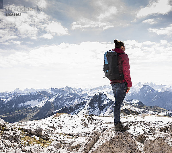 Deutschland  Bayern  Oberstdorf  Frau auf Felsen stehend in alpiner Landschaft