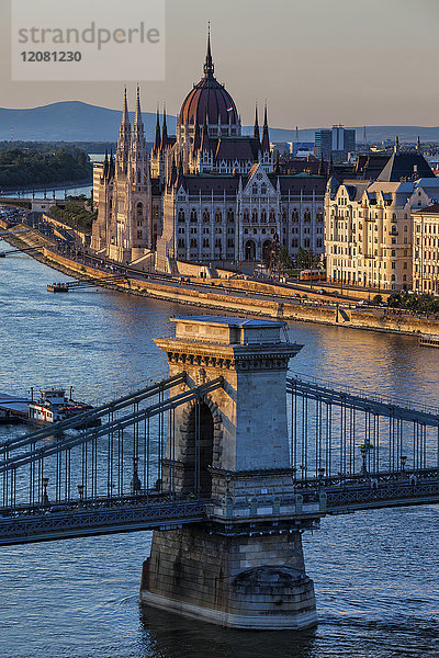 Ungarn  Budapest  Kettenbrücke an der Donau und ungarisches Parlament bei Sonnenuntergang