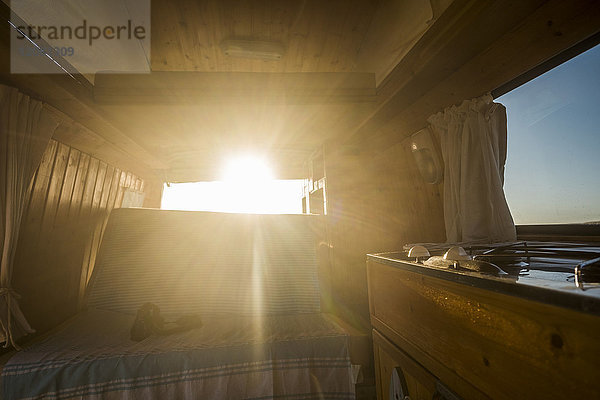 Innenraum eines Lieferwagens bei Sonnenuntergang