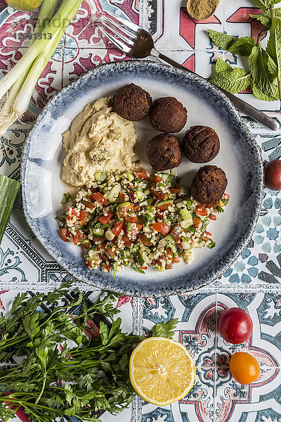 Bulgur-Weizensalat  Hummus und Falafel auf dem Teller