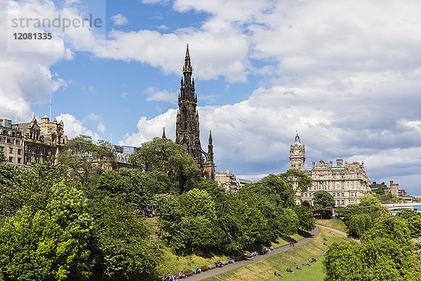 Großbritannien  Schottland  Edinburgh  Scott Monument  Princes Street Gardens und das Balmoral Hotel
