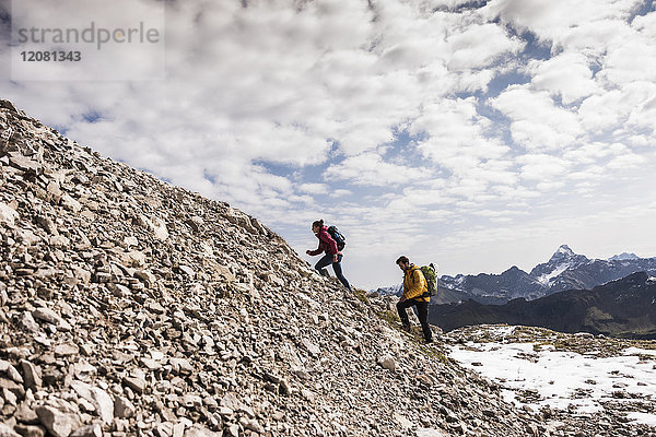Deutschland  Bayern  Oberstdorf  zwei Wanderer auf dem steinigen Berg