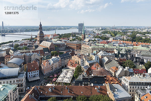 Lettland  Riga  Altstadt  mit Rigaer Dom und Peterskirche  Daugava-Fluss