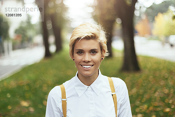 Porträt eines jungen Mädchens im Park  lächelnd