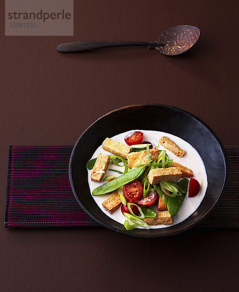 Tofu-Curry mit Gemüse in Kokosmilch