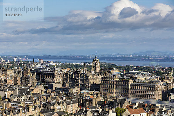 Großbritannien  Schottland  Edinburgh  Altstadt mit Museums Galleries Scotland und dem Balmoral Hotel