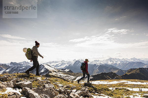 Deutschland  Bayern  Oberstdorf  zwei Wanderer in alpiner Landschaft
