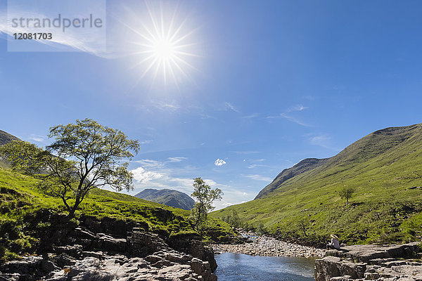 Großbritannien  Schottland  Schottische Highlands  Etive mit River Etive  weibliche Touristenlektüre