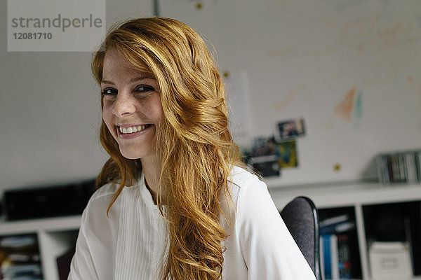Porträt einer lächelnden jungen Frau im Amt